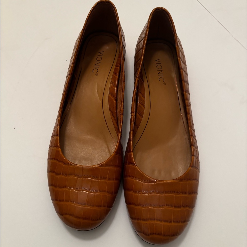 Vionic Women's Tan Croc-Patterned Flats